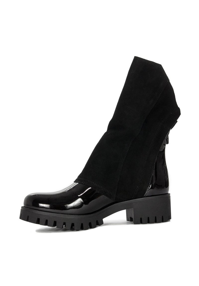 Czarne botki sięgające kostki, z połyskującym lakierowanym noskiem oraz miękką zamszową cholewką z charakterystycznym złożonym kołnierzem, teksturowaną gumową podeszwą.