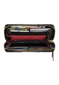 Portafoglio nero con zip e interno rosso, dotato di più slot per carte, un porta penna e una fodera con motivo testurizzato. Accenti in hardware dorato.