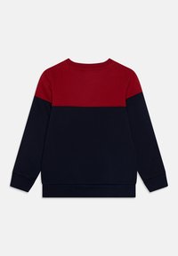 Navyblauer Sweatshirt mit rotem Oberteil, langen Ärmeln, Rundhalsausschnitt und geripptem Saum. Glatte Textur ohne sichtbare Muster.