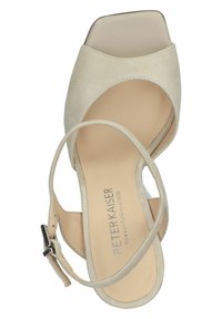 Sandalo con tacco alto in suede beige, con punta quadrata, apertura frontale e cinturino alla caviglia; soletta testurizzata con l'etichetta "PETER KAISER."