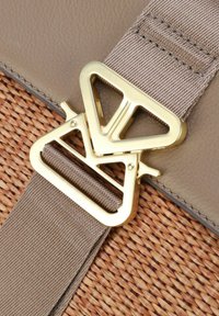 Borsa in pelle marrone e paglia intrecciata con una chiusura in metallo dorato, caratterizzata da una tracolla texturizzata e una superficie liscia.