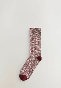 Burgunderfarbene und weiße gemusterte Stricksocke mit einer strukturierten Form, kontrastierenden einfarbigen burgunderfarbenen Zehen- und Fersenakzenten sowie einer weichen Textur.