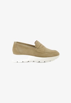 Beige Wildleder Slipper mit perforierter Detailgestaltung, einem gepolsterten Kragen und einer dicken weißen Sohle für zusätzlichen Komfort.