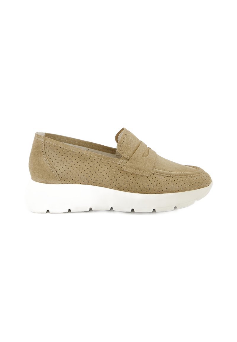 Scarpa slip-on in suede beige con dettagli traforati, colletto imbottito e una suola bianca spessa per un maggiore comfort.