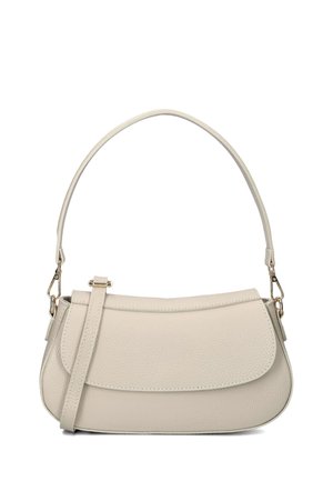 Klein handtasje van beige leer met een gebogen klep, korte handgreep en afneembare lange riem, afgebeeld tegen een witte achtergrond.