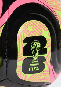 Černý fotbalový míč s růžovými a neonově žlutými vzory. Obsahuje logo Mistrovství světa FIFA a hexagonální design. Lesklý povrch.