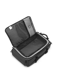 Musta matkalaukku, jossa on tilava sisäosa, harmaat verkkotaskut, vetoketjusuljenta ja kaksoiskahvat. Ominaisuudet sisältävät tyylikkään muotoilun ja kestävän materiaalin.