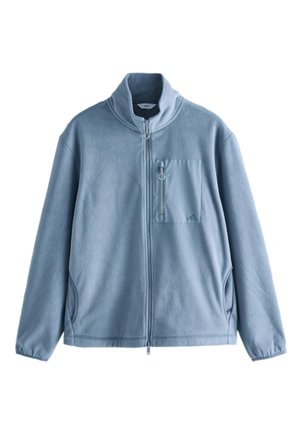 Lichtblauwe fleecejas met volledige ritssluiting aan de voorkant, hoge kraag, borstzak met rits en stoffen trekker, en twee zijzakken.