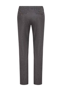 Pantaloni in lana grigia con una vestibilità su misura, gambe diritte, due tasche posteriori con bottoni e un motivo sottile su tutto il tessuto.