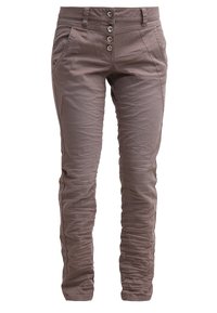 Pantalons en marron clair, fabriqués en tissu doux. Présentent une coupe slim, une fermeture à cinq boutons et un devant texturé avec des plis subtils.