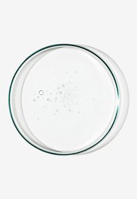 Tydlig glas petriskål med en platt botten och något upphöjd kant, som har små luftbubblor på ytan och en slät struktur.