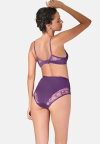 Paarse beha met kant en bijpassende hoge broekjes, voorzien van doorschijnende panelen, een gladde stof en verstelbare bandjes voor een veilige pasvorm.