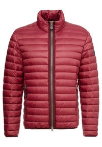 Rote Steppjacke mit horizontalen Steppnähten, hohem Kragen und Frontreißverschluss. Verfügt über Seitentaschen und eine glatte, glänzende Oberfläche.