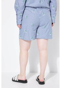 Shorts à rayures bleues et blanches avec broderie florale verte, confectionnés dans un tissu léger, dotés d'une ceinture élastique et d'une coupe décontractée.