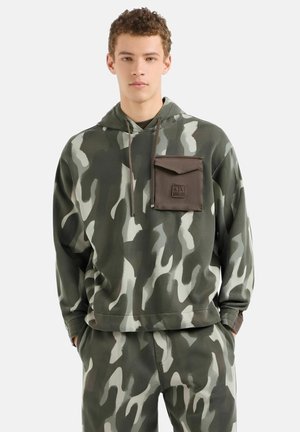 Felpa verde mimetica con un design testurizzato, dotata di una tasca anteriore in marrone e cappuccio con coulisse.