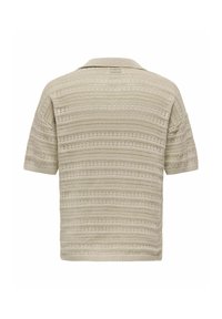 Korte mouwen, beige gebreide poloshirt met een gestructureerd streep patroon en ribgebreide halslijn. Heeft een open geweven stof voor ademend vermogen.
