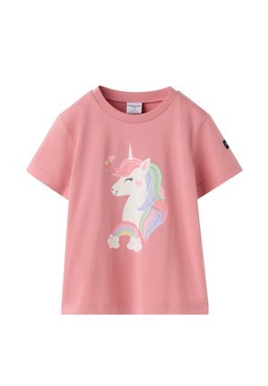 Pink børnet-shirt med en smilende hvid enhjørning med pastel regnbue manke, hjerter og en regnbue med skyer foran.