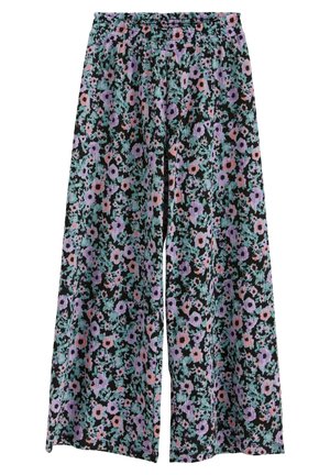 Spodnie o szerokich nogawkach na czarnym tle, pokryte pastelowym różowo-fioletowym wzorem kwiatowym z zielonymi akcentami liści, z elastycznym pasem.