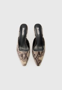 Chaussures slingback à bout pointu et à dos ouvert, dans un motif serpent beige et marron, avec un intérieur noir élégant arborant le logo "RAID".
