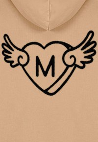 Felpa beige con un design a forma di cuore nero in peluche con ali e la lettera "M" incastonata al centro. Tessuto dalla superficie liscia.