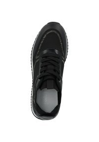 Schwarzer Sport sneaker mit einem strukturierten Mesh-Obermaterial, kontrastierenden metallischen Akzenten und einer Gummisohle. Verfügt über schwarze Schnürsenkel und eine gepolsterte Zunge.
