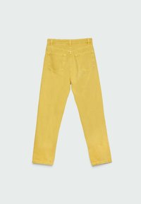 Gula denimjeans med rak bendesign, som har fem fickor och en ren fåll. Materialet har en mjuk textur och synliga söm detaljer.
