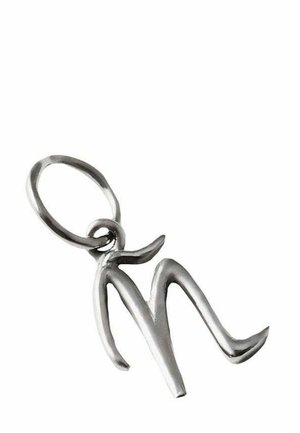 Colgante de plata con forma de la letra "M" estilizada y un lazo para sujeción. El diseño presenta líneas suaves y fluidas y un acabado pulido.