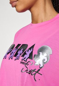 adidas Performance X JEREMY SCOTT PRIDE TRAINING TEE - T-shirt print - lucid fuchsia