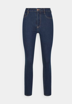 Donkerblauwe slim-fit denim jeans met een knoop en rits aan de voorkant, met twee voorzakken en zichtbare naden.