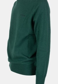 Maglione verde con scollatura rotonda, polsini e orlo a coste, realizzato in morbido tessuto lavorato a maglia. Presenta un piccolo logo ricamato "St Barth" in blu scuro.