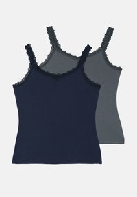 Twee tanktops: één marineblauw en één grijs. Beide hebben een kanten rand langs de halslijn en de bandjes, gemaakt van een zachte, rekbare stof.