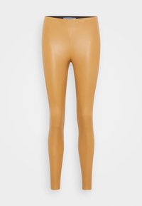Leggings en simili cuir beige avec une texture lisse, un design ajusté et une taille haute, présentant un léger éclat et sans motifs ni accessoires visibles.