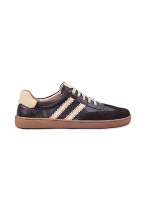 Ciemnobrązowy skórzany sneaker z beżowymi sznurówkami, dwoma beżowymi bocznymi paskami, beżową łatą na pięcie i jasnobrązową podeszwą, widoczny z boku.