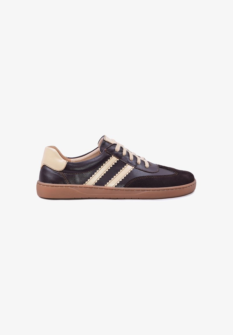 Baskets en cuir marron foncé avec lacets beige, deux bandes latérales beige, patch au talon beige et semelle marron clair, vues de profil.
