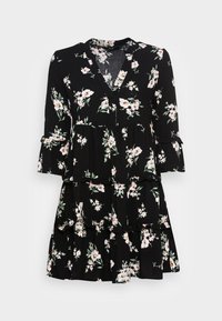 Robe noire à fleurs avec manches évasées, encolure en V, design à volants superposés, ornée de fleurs roses et blanches sur un tissu texturé.