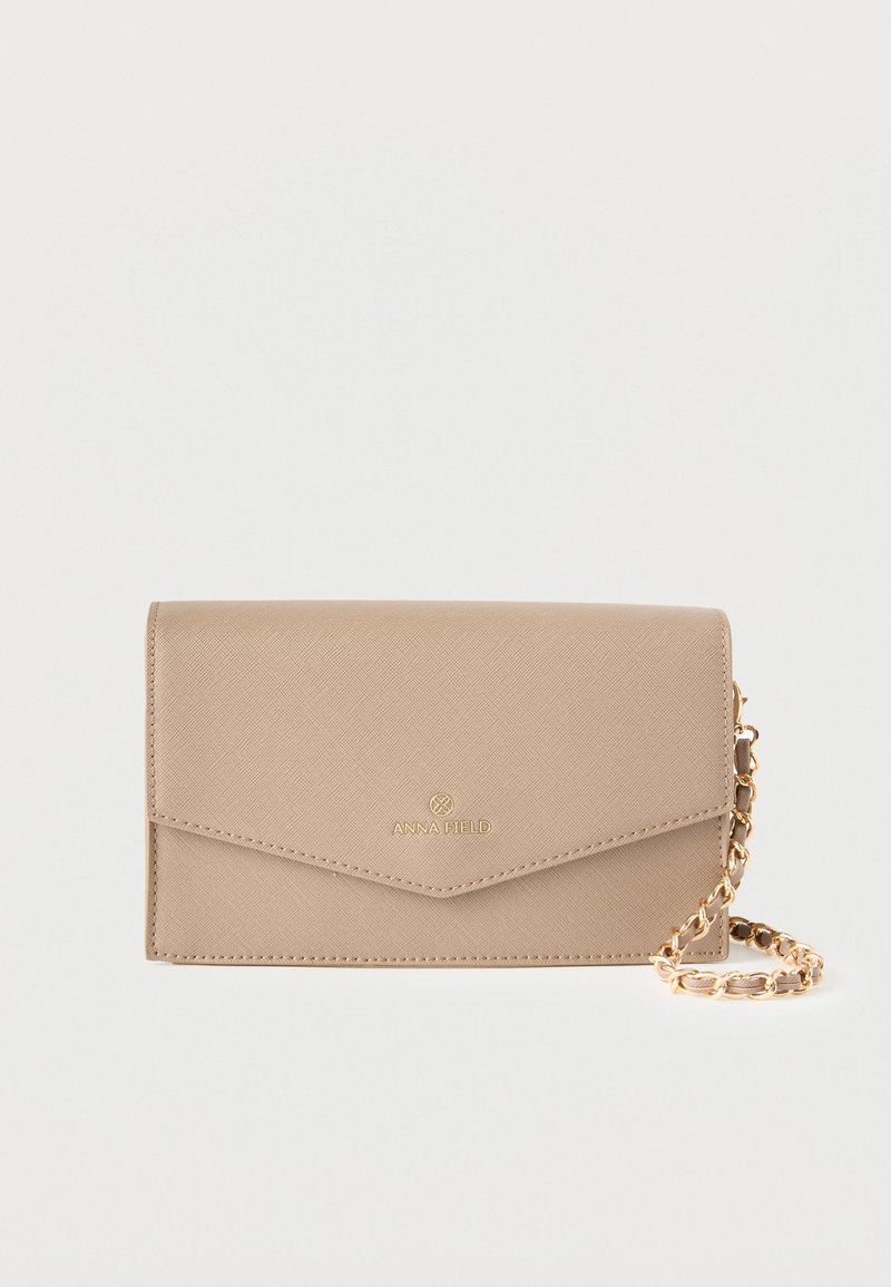 Bézs bőr borítéktáska arany színű láncpánttal és kis arany "ANNA FIELD" logóval az első fül közepén.