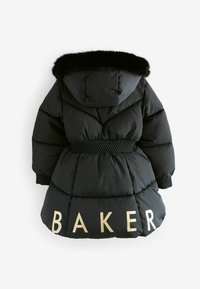 Crna jakna s kapuljačom, koja ima oblogu od umjetnog krzna, elastičnu struku i pletene detalje. Riječ "BAKER" prikazana je zlatnim slovima.