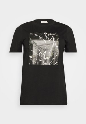 T-shirt noir à manches courtes avec un motif carré abstrait marbré argenté brillant et blanc sur le devant.