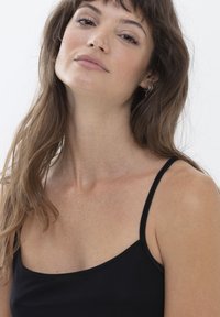 Czarny top na ramiączkach, z cienkimi paskami, wykonany z gładkiego, elastycznego materiału. Projekt jest prosty, bez widocznych wzorów czy zdobień.