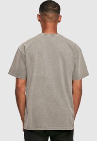 Grijze korte mouw t-shirt, gemaakt van katoen, met een relaxte pasvorm, featuring een subtiele vervaagde textuur en contrasterende stiksels op de randen.