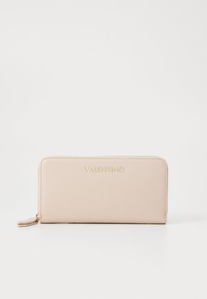 Portafoglio Valentino in rosa chiaro, realizzato in pelle texturizzata, con logo dorato, chiusura a zip e forma rettangolare slim.