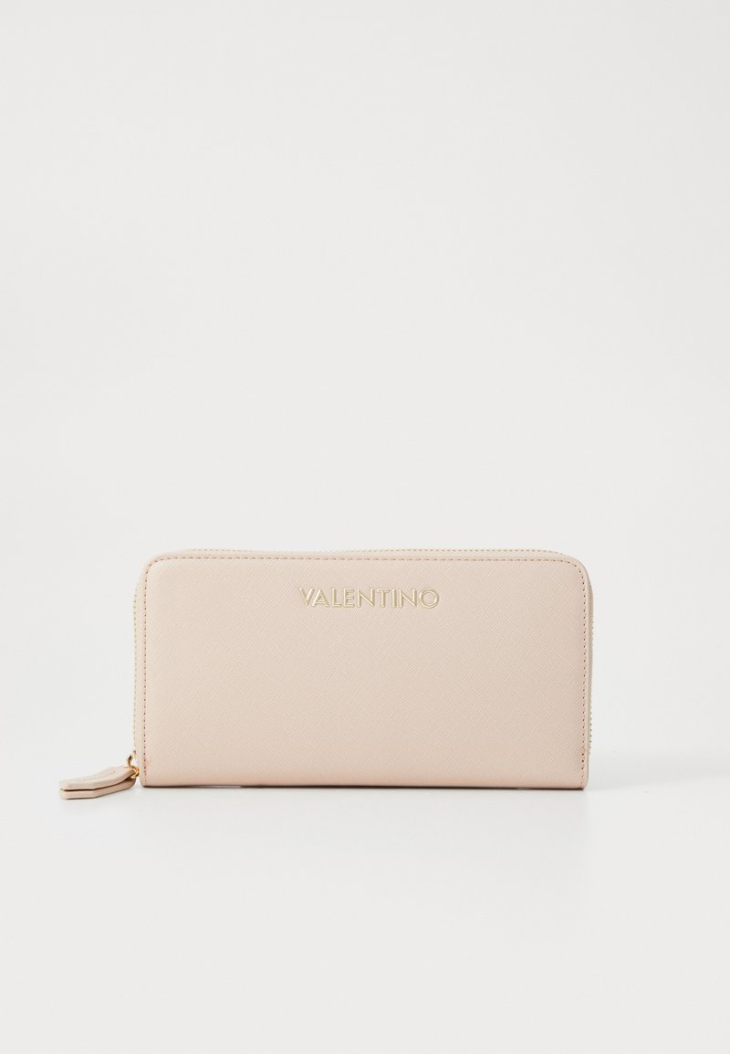 Valentino piniginė šviesiai rožinės spalvos, pagaminta iš tekstūrinės odos, su auksiniu logotipu, užtrauktuko uždarymu ir plono stačiakampio formos.
