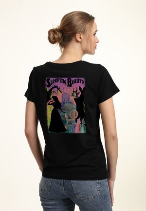 Schwarzes T-Shirt mit einem bunten Design von Dornröschen auf der Rückseite, das Silhouetten und detaillierte Charaktere vor einem lebhaften Hintergrund zeigt.