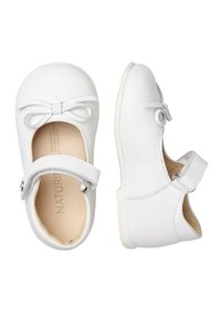 Bílé kožené boty s kulatou špičkou, pásek se stříbrným knoflíkovým uzávěrem a mašlí na přední straně. Hladká textura a plochý podpatek.