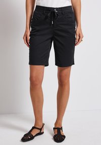 Pantalones cortos negros hasta la rodilla, hechos de una tela liviana, con cintura elástica y cordón ajustable, y dos bolsillos frontales.