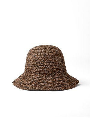 Bruine en zwarte geweven emmerhoed met een brede, naar beneden hellende rand op een witte achtergrond.