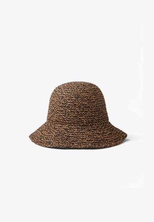 Brauner und schwarzer gewebter Anglerhut mit breiter, nach unten geneigter Krempe vor weißem Hintergrund.