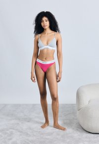 Calvin Klein Underwear THONG ICON COTTON MODAL - Thong - vibrant pink