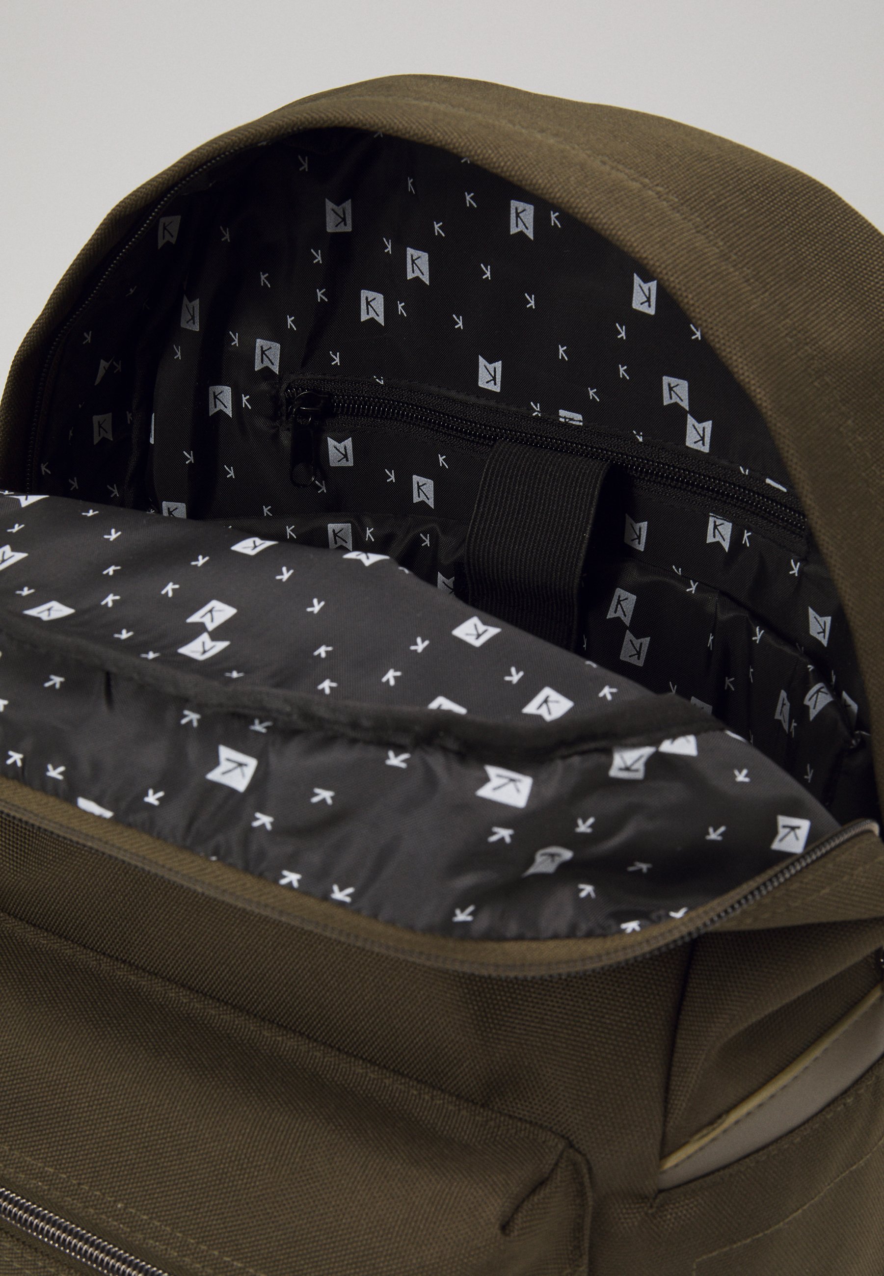 Kidzroom DIAPER BACKPACK KIDZROOM FRIENDLY Ryggsekk army Kidzroom DIAPER BACKPACK KIDZROOM FRIENDLY Ryggsekk army