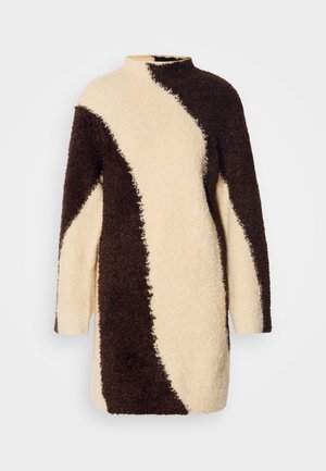 Langsleeve trui jurk met een hoge halslijn, gemaakt van zachte, gestructureerde stof in crèmekleurige en bruine golvende patronen.
